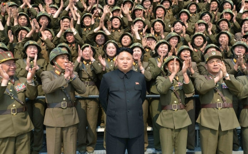 Kim Jong-un thị sát cuộc diễn tập bắn đạn thật của các nữ pháo thủ hôm Thứ Sáu, nơi ông đã ra lệnh bày binh bố trận khác hoàn toàn kế hoạch ban đầu. Kim Jong-un thị sát cuộc diễn tập bắn đạn thật của các nữ pháo thủ hôm Thứ Sáu, nơi ông đã ra lệnh bày binh bố trận khác hoàn toàn kế hoạch ban đầu.