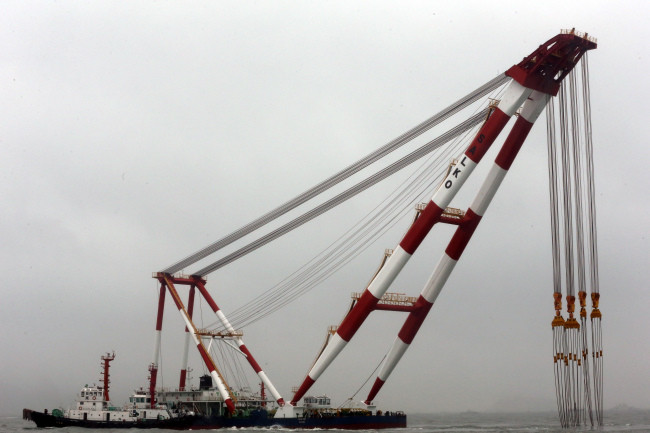 3 cần cẩu lớn đã có mặt tại hiện trường tai nạn nhưng chưa dám trục vớt con tàu.