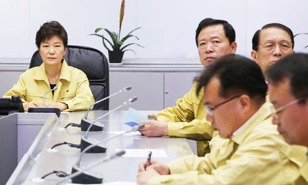 Tổng thống Hàn Quốc Park Geun-hye có mặt tại hiện trường vụ đắm phà ngay buổi sáng hôm sau để trực tiếp chỉ huy công tác tìm kiếm cứu nạn.