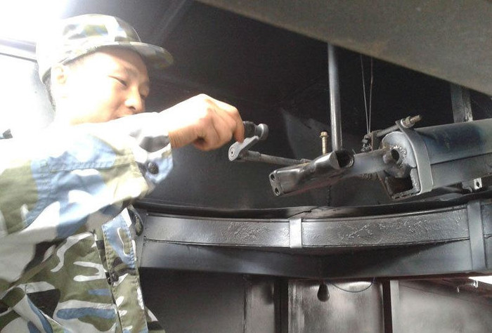 Giản Lâm trong "buồng lái xe tăng" do anh tự chế.