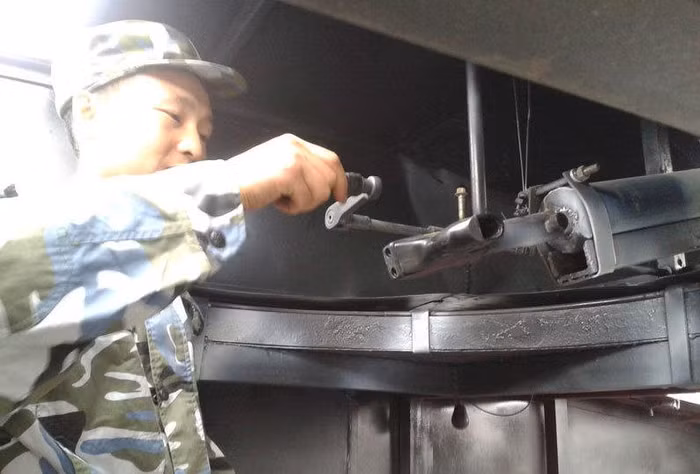 Giản Lâm trong "buồng lái xe tăng" do anh tự chế.