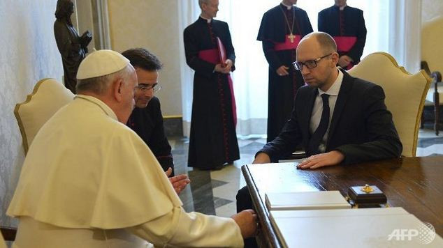 Giáo hoàng Francis và Thủ tướng Ukraine Yatsenyuk. Giáo hoàng Francis và Thủ tướng Ukraine Yatsenyuk.