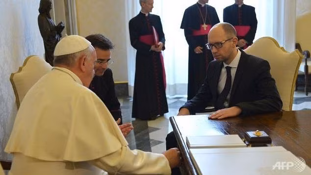 Giáo hoàng Francis và Thủ tướng Ukraine Yatsenyuk.