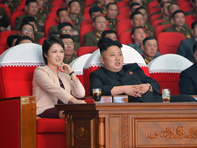 Vợ chồng nhà lãnh đạo Kim Jong-un xem biểu diễn văn nghệ. Vợ chồng nhà lãnh đạo Kim Jong-un xem biểu diễn văn nghệ.