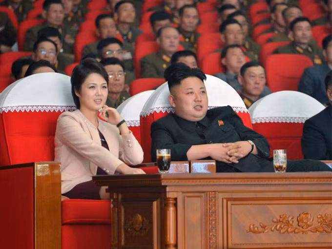 Vợ chồng nhà lãnh đạo Kim Jong-un xem biểu diễn văn nghệ.