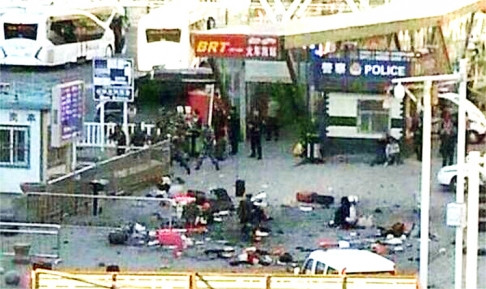 Hiện trường vụ nổ nhà ga Nam Urumqi, cảnh sát đã nhanh chóng phong tỏa hiện trường. Hiện trường vụ nổ nhà ga Nam Urumqi, cảnh sát đã nhanh chóng phong tỏa hiện trường.