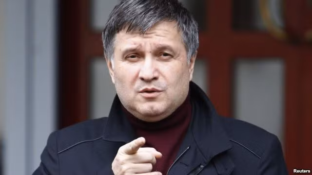 Bộ trưởng Nội vụ Ukraine Arsen Avakov cảnh báo người dân Slavyansk ở yên trong nhà, tránh xa cửa sổ. Bộ trưởng Nội vụ Ukraine Arsen Avakov cảnh báo người dân Slavyansk ở yên trong nhà, tránh xa cửa sổ.