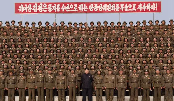 Kim Jong-un chụp ảnh chung cùng các nữ pháo thủ Bắc Triều Tiên.