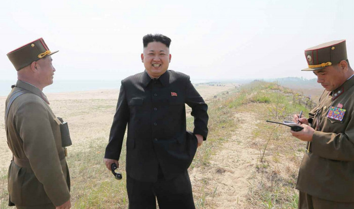 Kim Jong-un hài lòng với kết quả diễn tập bắn đạn thật. Kim Jong-un hài lòng với kết quả diễn tập bắn đạn thật.