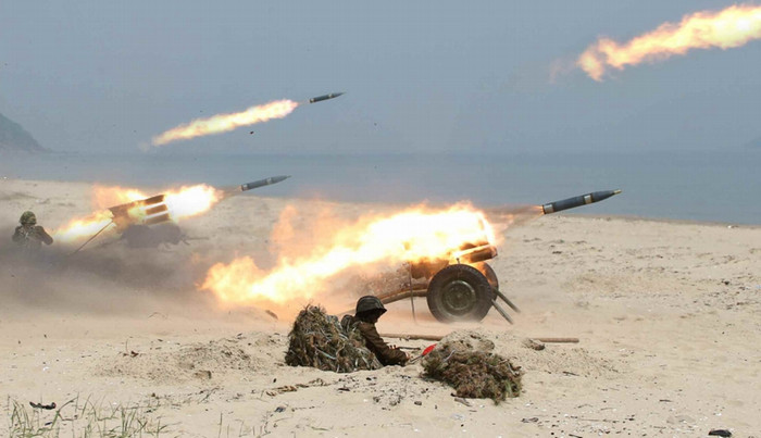 Nữ pháo thủ Triều Tiên đồng loạt khai hỏa. Nữ pháo thủ Triều Tiên đồng loạt khai hỏa.