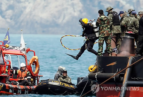 Các thợ lặn Hàn Quốc tiếp tục tìm kiếm nạn nhân đắm phà Sewol, 9 ngày trôi qua và không thấy 1 ai sống sót. Các thợ lặn Hàn Quốc tiếp tục tìm kiếm nạn nhân đắm phà Sewol, 9 ngày trôi qua và không thấy 1 ai sống sót.