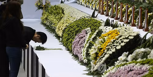 Người dân Hàn Quốc đến viếng các nạn nhân thảm họa đắm phà Sewol, bàn thờ được thiết lập tại sân vận động Olympic Memorial ở Ansan, nơi Tổng thống Mỹ có thể đến trong những ngày tới.