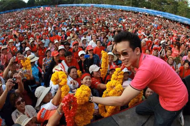 Pantongtae Shinawatra, con trai cựu Thủ tướng Thái Lan Thaksin và những người ủng hộ.