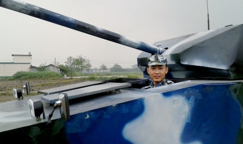 Lái thử "xe tăng đồ chơi" trên ruộng rau của nhà.