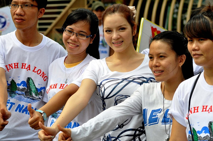 Sáng 15/10, Lý Nhã Kỳ cùng đông đảo các sinh viên đạp xe qua các tuyến đường chính, tiếp tục cuộc vận động cho thắng cảnh này. Sáng 15/10, Lý Nhã Kỳ cùng đông đảo các sinh viên đạp xe qua các tuyến đường chính, tiếp tục cuộc vận động cho thắng cảnh này.