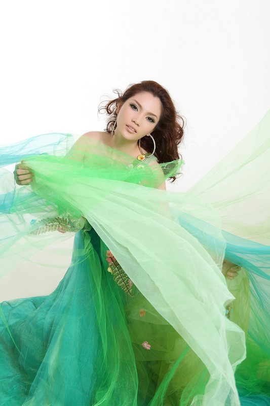 Chất liệu voan mỏng, phất phơ theo từng cơn gió nhẹ, đã làm tăng thêm sự mảnh mai, quyến rũ, trẻ trung của cô diễn viên gốc Hà thành Lâm Na Anh. Chất liệu voan mỏng, phất phơ theo từng cơn gió nhẹ, đã làm tăng thêm sự mảnh mai, quyến rũ, trẻ trung của cô diễn viên gốc Hà thành Lâm Na Anh.