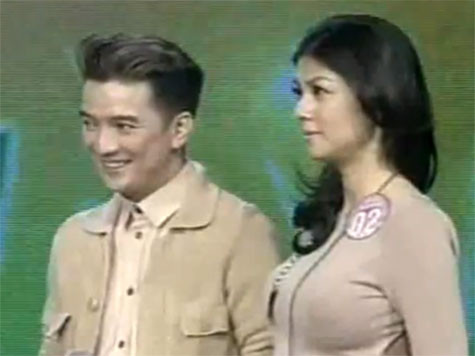 Đàm Vĩnh Hưng cười tươi khi Lê Minh Sơn nhận xét. Đàm Vĩnh Hưng cười tươi khi Lê Minh Sơn nhận xét.