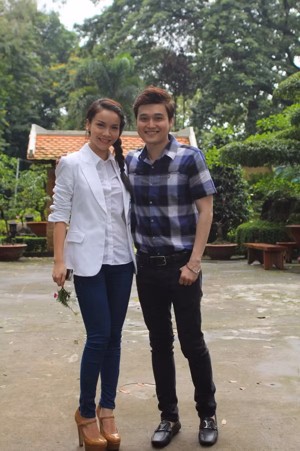 Quang Vinh chụp ảnh kỷ niệm cùng Yến Trang.