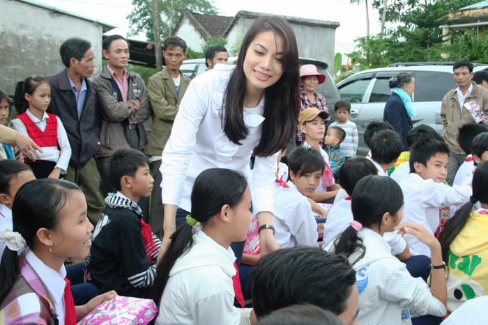 Trương Ngọc Ánh trong một lần làm từ thiện. Trương Ngọc Ánh trong một lần làm từ thiện.