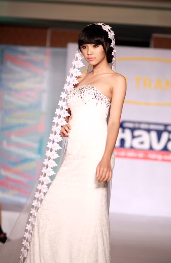 Khi diện các thiết kế áo cưới và dạ hội của hai nhà tạo mẫu Bảo Thạch và Dương Văn Ngời, "mẫu nhí" thu hút các ống kính bởi gương mặt trong sáng và thân hình mảnh dẻ.