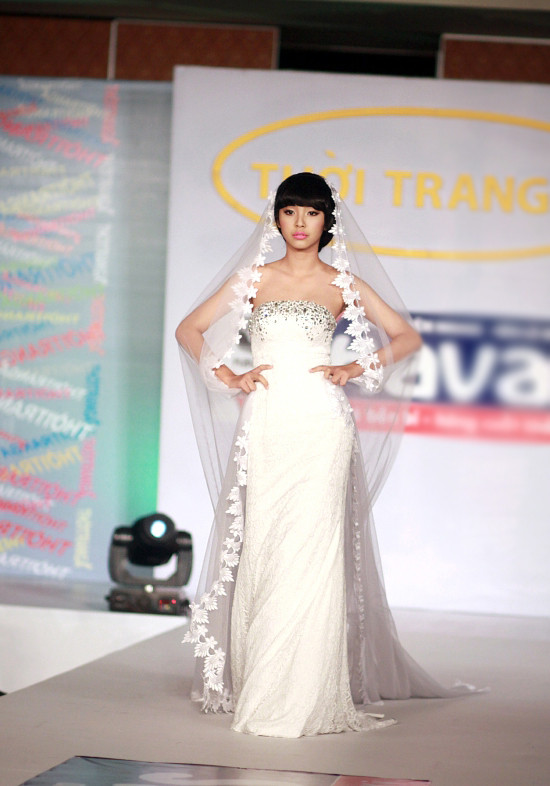 Sưu tập "Vẻ đẹp thanh xuân" gồm các thiết kế dạ hội và váy cưới thể hiện sự thanh thoát, bay bổng trên từng đường nét, tạo nên sự mềm mại theo những đường cong của thiếu nữ. Gam màu hồng phấn, hồng dâu, hồng da (nude) với tông màu trắng tinh khôi được chọn làm chủ đạo. Ngoài ra, pha trộn những họa tiết đính đá, cườm, kim sa, pha lê là kỹ thuật tạo hình tinh xảo với những đường xếp nếp khéo léo với điểm nhấn sử dụng chất liệu ren cổ điển.