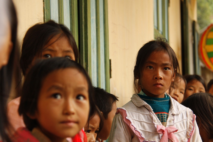 Nhìn những đôi mắt này ưu tư này, thật khó mà biết bao giờ mới ánh lên những tia rạng rỡ.