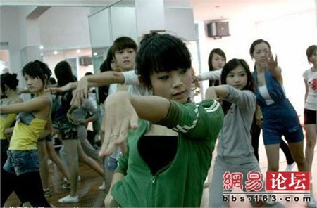 Những hot girl Việt 'nóng' trên báo chí nước ngoài