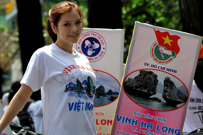 Các tổ chức, cá nhân có thể bầu chọn cho Vịnh Hạ Long thông qua các hình thức chính: Bầu chọn trực tiếp tại trang web www.new7wonders.com hoặc qua nhắn điện thoại di động (SMS) Các tổ chức, cá nhân có thể bầu chọn cho Vịnh Hạ Long thông qua các hình thức chính: Bầu chọn trực tiếp tại trang web www.new7wonders.com hoặc qua nhắn điện thoại di động (SMS)