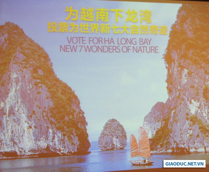 Trong lúc Đại sứ Du lịch Việt Nam nói, trên màn hình hiện ra những cảnh đẹp nên thơ, huyền ảo và ngoạn mục. Đây là lần đầu tiên Lý Nhã Kỳ xuất ngoại trên cương vị Đại sứ Du lịch Việt Nam, đi vận động bạn bè quốc tế bầu chọn cho thắng cảnh vịnh Hạ Long vào danh sách “7 kỳ quan thiên nhiên mới của thế giới”. Trong lúc Đại sứ Du lịch Việt Nam nói, trên màn hình hiện ra những cảnh đẹp nên thơ, huyền ảo và ngoạn mục. Đây là lần đầu tiên Lý Nhã Kỳ xuất ngoại trên cương vị Đại sứ Du lịch Việt Nam, đi vận động bạn bè quốc tế bầu chọn cho thắng cảnh vịnh Hạ Long vào danh sách “7 kỳ quan thiên nhiên mới của thế giới”.