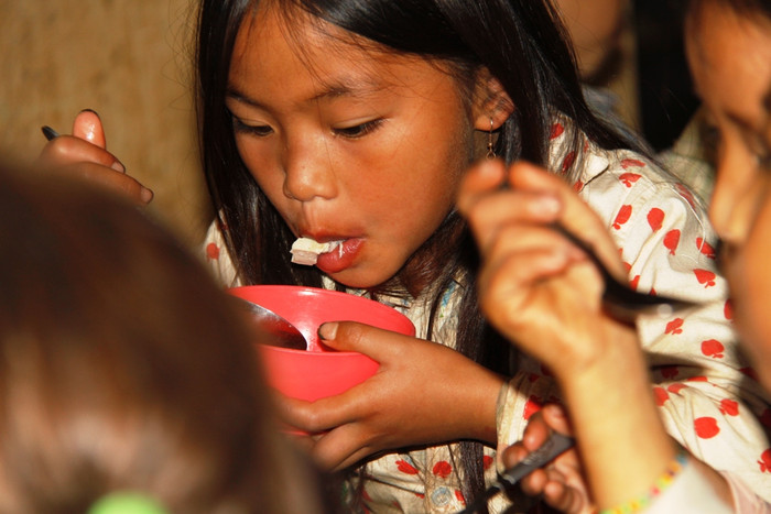 Cô bé này chỉ dám cắn nửa miếng thịt. Dù hôm nay nhiều thức ăn, nhưng những đồ ăn “quý giá như thế này” phải cắn từng miếng nhỏ - chắc hẳn cô bé đang nghĩ vậy.