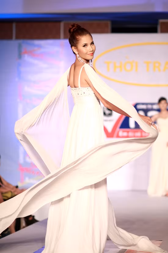 Người mẫu Khánh Phương tung xòe váy.