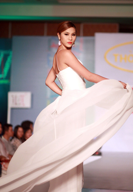Người mẫu Kim Dung khoe sự uyển chuyển trên sàn diễn.