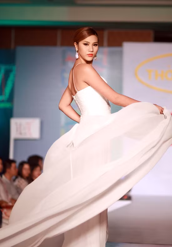 Người mẫu Kim Dung khoe sự uyển chuyển trên sàn diễn.