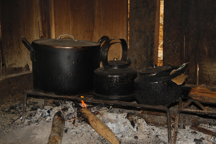 Bao nhiêu năm nay, cái bếp này chỉ có 2 cái ấm đun nước, 2 cái nồi, bởi vì mỗi bữa ăn của các em chỉ có cơm và 1 món ăn đó là canh suông, thì cần gì nhiều nồi. Có những học sinh chỉ được bố mẹ cho 5.000đ tiền ăn trong 1 tuần, nhưng như thế vẫn còn hơn một số điểm trường trong huyện, các em chỉ có gạo mang đi. Không có tiền mua thức ăn, các em phải hái rau, măng rừng làm canh “không người lái”: Không mỡ, không mì chính.