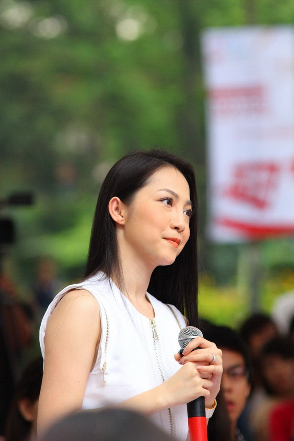 Minh Hằng xõa tóc ngang lưng ảnh 4 Nghệ sĩ múa Linh Nga cũng có mặt trong buổi phát động. Cô thu hút mọi người bởi sự đằm thắm, dịu dàng. Linh Nga cũng thay mặt các nghệ sĩ để phát biểu và chia sẻ về ý nghĩa của chương trình.