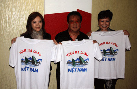 Lý Nhã Kỳ, ông Luis Chavit Singson - Cố vấn an ninh quốc gia kiêm thống đốc tỉnh IIocos Sur và bà Anne Shek, tỷ phú người Hồng Kông. Lý Nhã Kỳ, ông Luis Chavit Singson - Cố vấn an ninh quốc gia kiêm thống đốc tỉnh IIocos Sur và bà Anne Shek, tỷ phú người Hồng Kông.