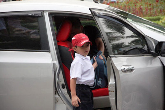 Nhìn bức ảnh đã trở nên hiện tượng bình thường ở các thành phố lớn này: Phụ huynh đưa con đi học bằng xế hộp bạc tỉ, liệu bao nhiêu người trong chúng ta xót xa nhớ đến cái nồi canh suông – thức ăn duy nhất của biết bao “mầm non đất nước” - ở nơi miền cao heo hút Suối Giàng? Ảnh: Phạm Thịnh