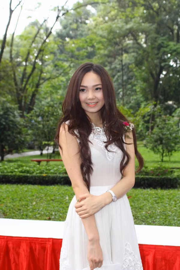 Dù trời mưa lất phất, nhưng Minh Hằng vẫn rất xinh tươi trong bộ đầm trắng. Trông nữ diễn viên 'Ngôi nhà hạnh phúc' như một cô công chúa đáng yêu.