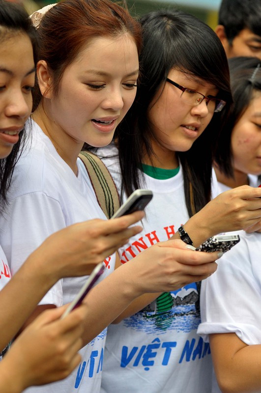 Lý Nhã Kỳ và các bạn trẻ đã dùng điện thoại nhắn tin bầu chọn cho vịnh Hạ Long ngay tại chỗ. Đại sứ Du lịch Lý Nhã Kỳ cho biết: “Đây là hoạt động nhằm nêu cao tinh thần yêu nước, lòng tự hào dân tộc của người dân Việt Nam khi việc bầu chọn 7 kỳ quan mới của thế giới mà Việt Nam đang ở vòng chung kết bước vào giai đoạn nước rút. Tôi rất mong thông qua hành trình này mọi người sẽ bình chọn nhiều hơn cho Vịnh Hạ Long, nhất là các bạn thanh niên sẽ cùng Kỳ thể hiện mình là một công dân yêu nước”. Lý Nhã Kỳ và các bạn trẻ đã dùng điện thoại nhắn tin bầu chọn cho vịnh Hạ Long ngay tại chỗ. Đại sứ Du lịch Lý Nhã Kỳ cho biết: “Đây là hoạt động nhằm nêu cao tinh thần yêu nước, lòng tự hào dân tộc của người dân Việt Nam khi việc bầu chọn 7 kỳ quan mới của thế giới mà Việt Nam đang ở vòng chung kết bước vào giai đoạn nước rút. Tôi rất mong thông qua hành trình này mọi người sẽ bình chọn nhiều hơn cho Vịnh Hạ Long, nhất là các bạn thanh niên sẽ cùng Kỳ thể hiện mình là một công dân yêu nước”.