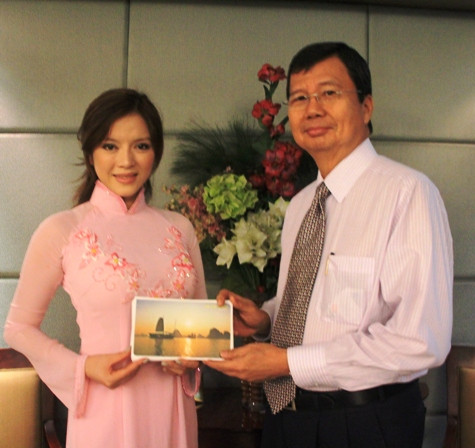 Lý Nhã Kỳ tặng những bức ảnh đẹp của Vịnh Hạ Long cho ông Juan Victors Tanjuaco, chủ tịch Ngân hàng Exportbank Lý Nhã Kỳ tặng những bức ảnh đẹp của Vịnh Hạ Long cho ông Juan Victors Tanjuaco, chủ tịch Ngân hàng Exportbank