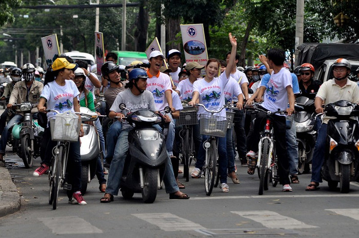 Nhiều người dân bên đường đã hoà vào đoàn xe đạp, cùng chung tay tuyên truyền khẩu hiệu “Bình chọn cho vịnh Hạ Long là 1 trong 7 kỳ quan thiên nhiên mới của thế giới”. Mọi người rất vui vẻ và thân thiện. Nhiều người dân bên đường đã hoà vào đoàn xe đạp, cùng chung tay tuyên truyền khẩu hiệu “Bình chọn cho vịnh Hạ Long là 1 trong 7 kỳ quan thiên nhiên mới của thế giới”. Mọi người rất vui vẻ và thân thiện.