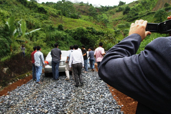 Các thành viên Đoàn công tác của Báo điện tử Giáo dục Việt Nam mang tiền và hàng lên Suối Giàng chắp cánh cho ước mơ “mỗi ngày một bữa thịt” của các em học sinh, đã biến thành những thợ đẩy xe bất đắc dĩ trên đoạn đường đang làm.