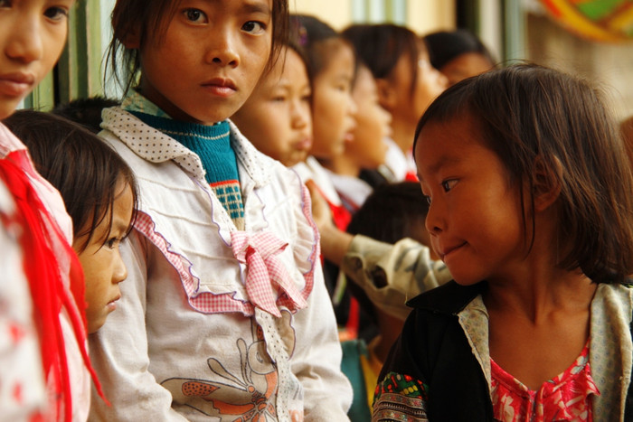 Suốt hành trình, tôi cứ tự hỏi: Tại sao một ngày vui như thế này? Được nhiều quà như thế này? Được ăn ngon như thế này? mà gương mặt các em vẫn chất chứa một nỗi buồn sâu thẳm. Nỗi buồn như đã mặc định. Cuộc sống với quá nhiều khốn khó đã không thể làm gương mặt các em rạng rỡ lên đôi chút.