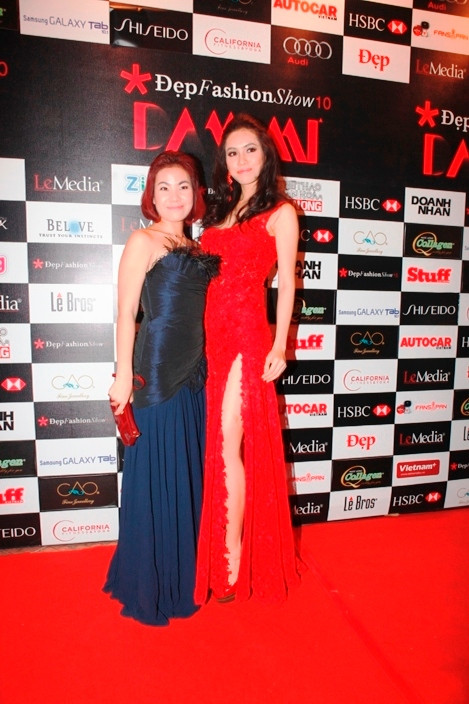 Á hậu Hoàng My cũng diện "một cây đỏ" Á hậu Hoàng My cũng diện "một cây đỏ"