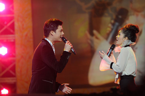 Tuy nhiên phần cuối chương trình Hồng Nhung lại gây hốt hoảng cho khán giả khi xuất hiện với trang phục khá rườm rà Tuy nhiên phần cuối chương trình Hồng Nhung lại gây hốt hoảng cho khán giả khi xuất hiện với trang phục khá rườm rà