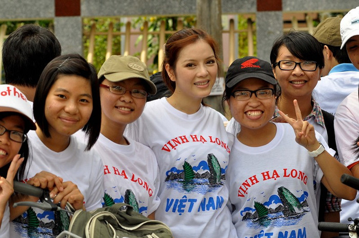 Vừa qua, ngày 11/10 Bộ Văn hóa, Thể thao & Du lịch cũng đã phát động đợt thi đua bầu chọn Vịnh Hạ Long giai đoạn nước rút chính thức bắt đầu từ 11 giờ 11 ngày 11/10 đến 11 giờ 11 ngày 11/11. Vừa qua, ngày 11/10 Bộ Văn hóa, Thể thao & Du lịch cũng đã phát động đợt thi đua bầu chọn Vịnh Hạ Long giai đoạn nước rút chính thức bắt đầu từ 11 giờ 11 ngày 11/10 đến 11 giờ 11 ngày 11/11.