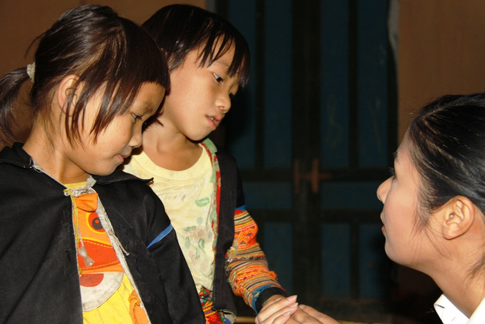 Được Hoa hậu Ngọc Hân hỏi han ân cần mà gương mặt hai em bé này vẫn buồn rười rượi.