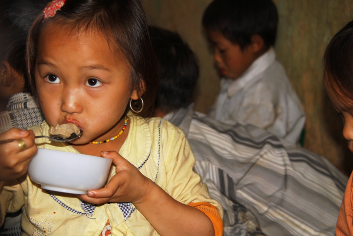 Vẫn biết, đưa máy lên chụp những cảnh này, có thể hơi bất nhẫn với các em học sinh, nhưng chúng tôi vẫn quyết định đăng tải, vì muốn gửi đi một thông điệp quan trọng hơn: Tình cảnh của các em gợi nhớ câu chuyện đau lòng “Một bữa no” của nhà văn Nam Cao. Bao giờ các em học sinh ở những vùng nghèo khó mới thôi ước mơ được ăn một miếng thịt mỗi bữa cơm? Những tấm ảnh này bao giờ mới lay động được tình tương thân tương ái của bao người khác trong xã hội?