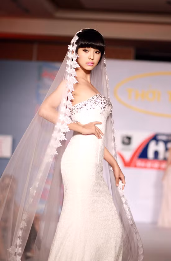 Ở tuổi 13, Lê Hoàng Bảo Trân sớm tìm được chỗ đứng trên sàn diễn. Cô học sinh lớp 8 liên tục được mời góp mặt ở các sô diễn lớn nhỏ. Khác với tính cách nhí nhảnh bên ngoài, khi lên sàn diễn, Bảo Trân luôn thể hiện được sự mạnh mẽ trong những sải bước của mình.