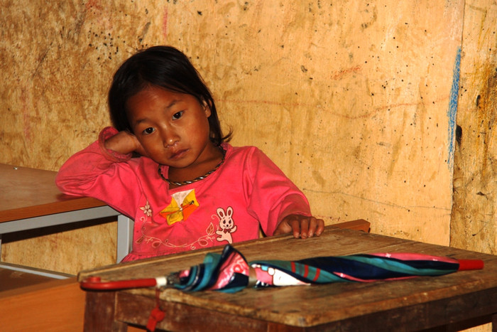 Rất khó có thể tìm thấy một gương mặt buồn bã đến dường này trong một ngôi trường ở thành thị, nhất là trong một ngày nhiều niềm vui như hôm nay. Trong khi các bạn ra nhận quà của Đoàn công tác, thì bé gái này vẫn ngồi một mình trong lớp.